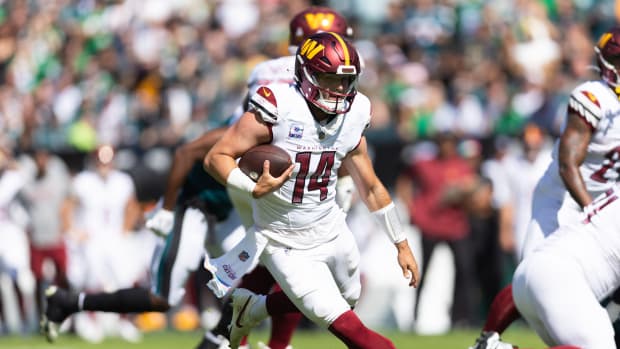 Washington Commanders quarterback Sam Howell (14) runs with the ball during the first quarter against the Philadelphia Eagles at Lincoln Financial Field.